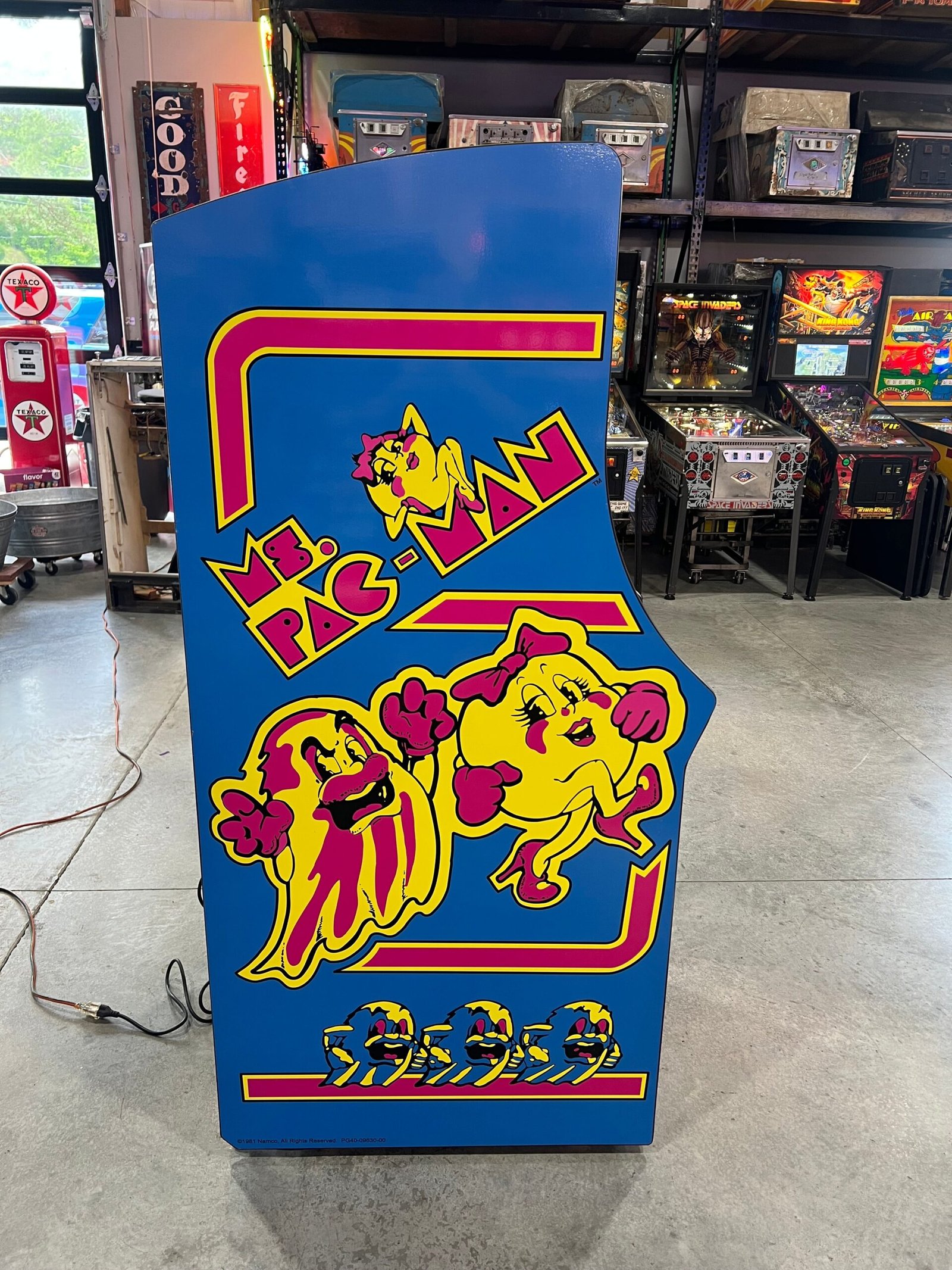 Ms Pac-Man Galaga Reunion Arcade Class of 1981 Game (also plays PAC-MAN) - Original VERY NICE Cabinet - Works 100% Flat Screen BEAUTIFUL GAME!!!