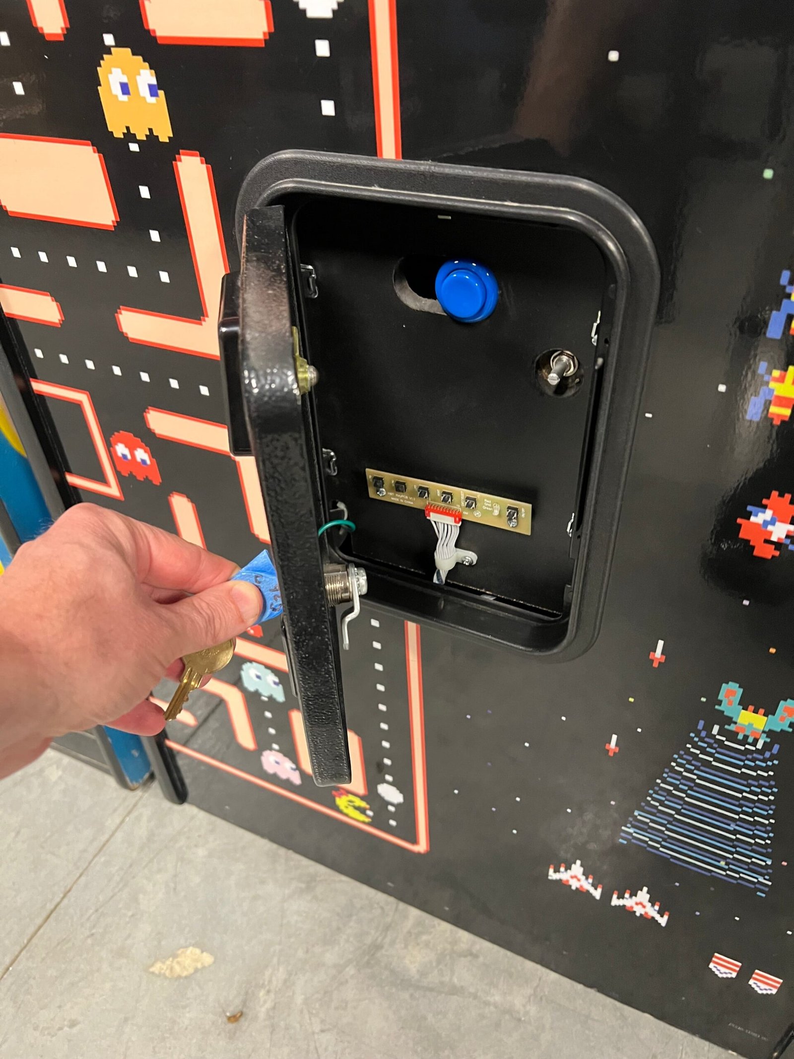 Ms Pac-Man Galaga Reunion Arcade Class of 1981 Game (also plays PAC-MAN) - Original VERY NICE Cabinet - Works 100% Flat Screen BEAUTIFUL GAME!!!