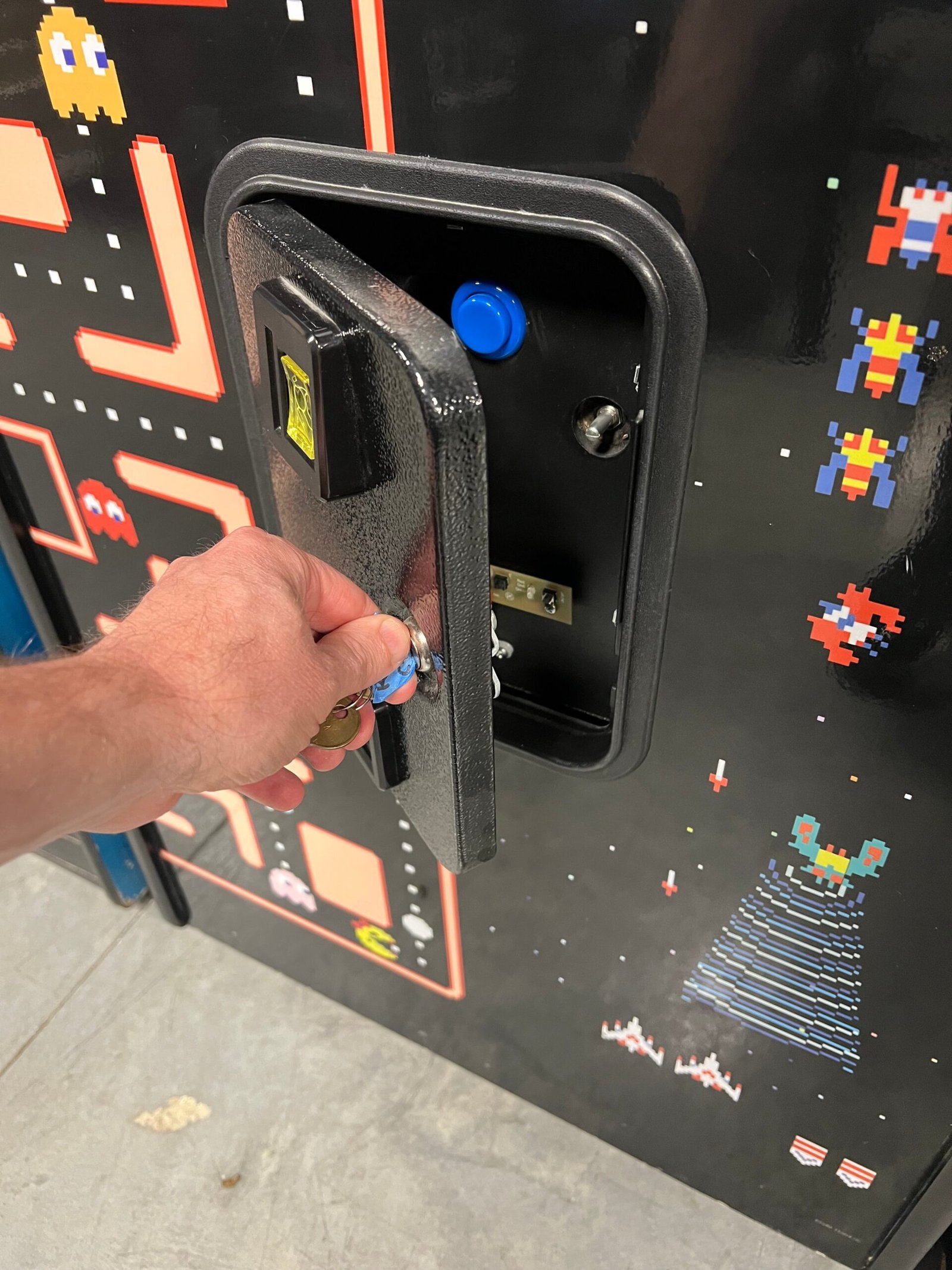 Ms Pac-Man Galaga Reunion Arcade Class of 1981 Game (also plays PAC-MAN) - Original VERY NICE Cabinet - Works 100% Flat Screen BEAUTIFUL GAME!!!